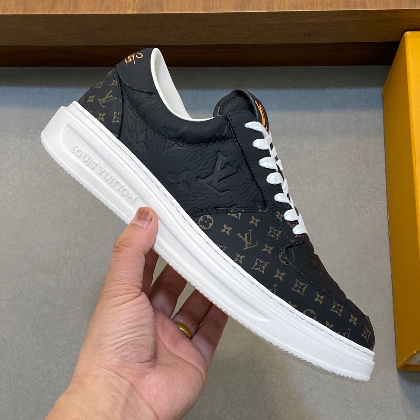 LV Sneaker 1825052109