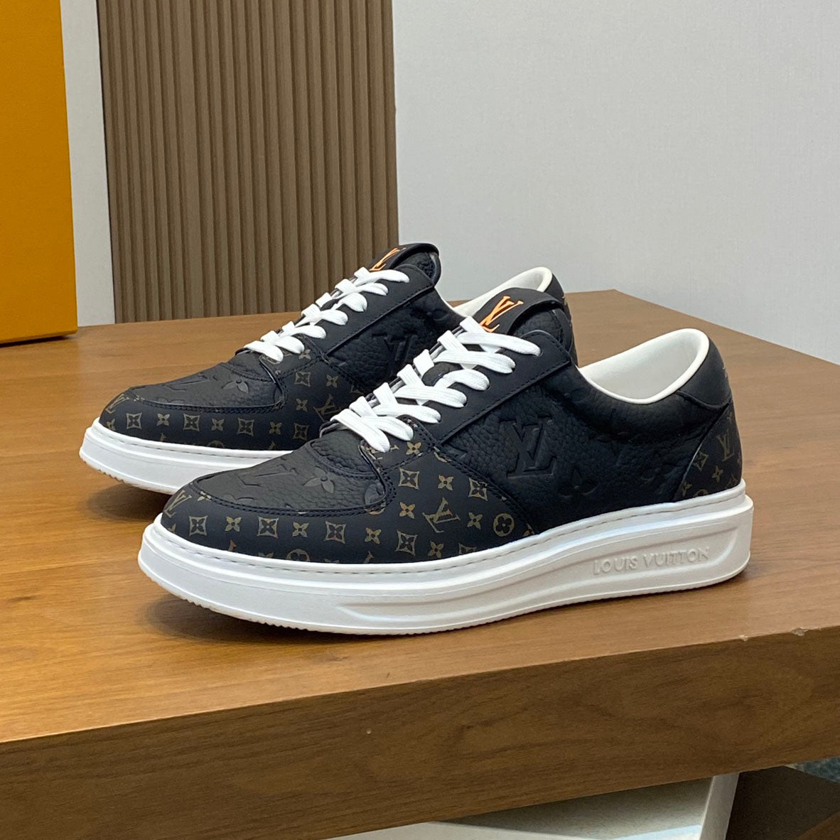 LV Sneaker 1825052109