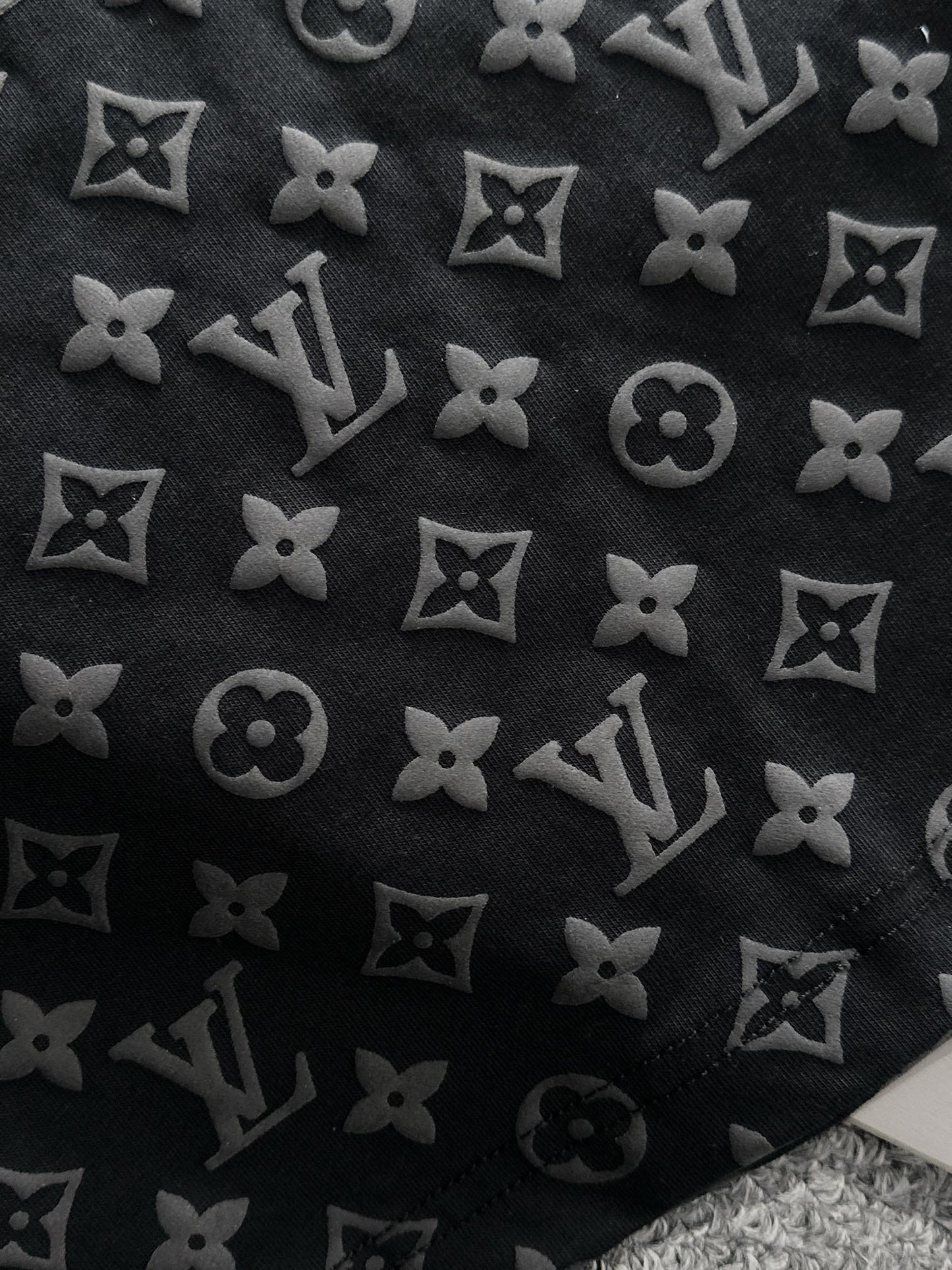 LV T-shirt with lettering on the hem 1825042503