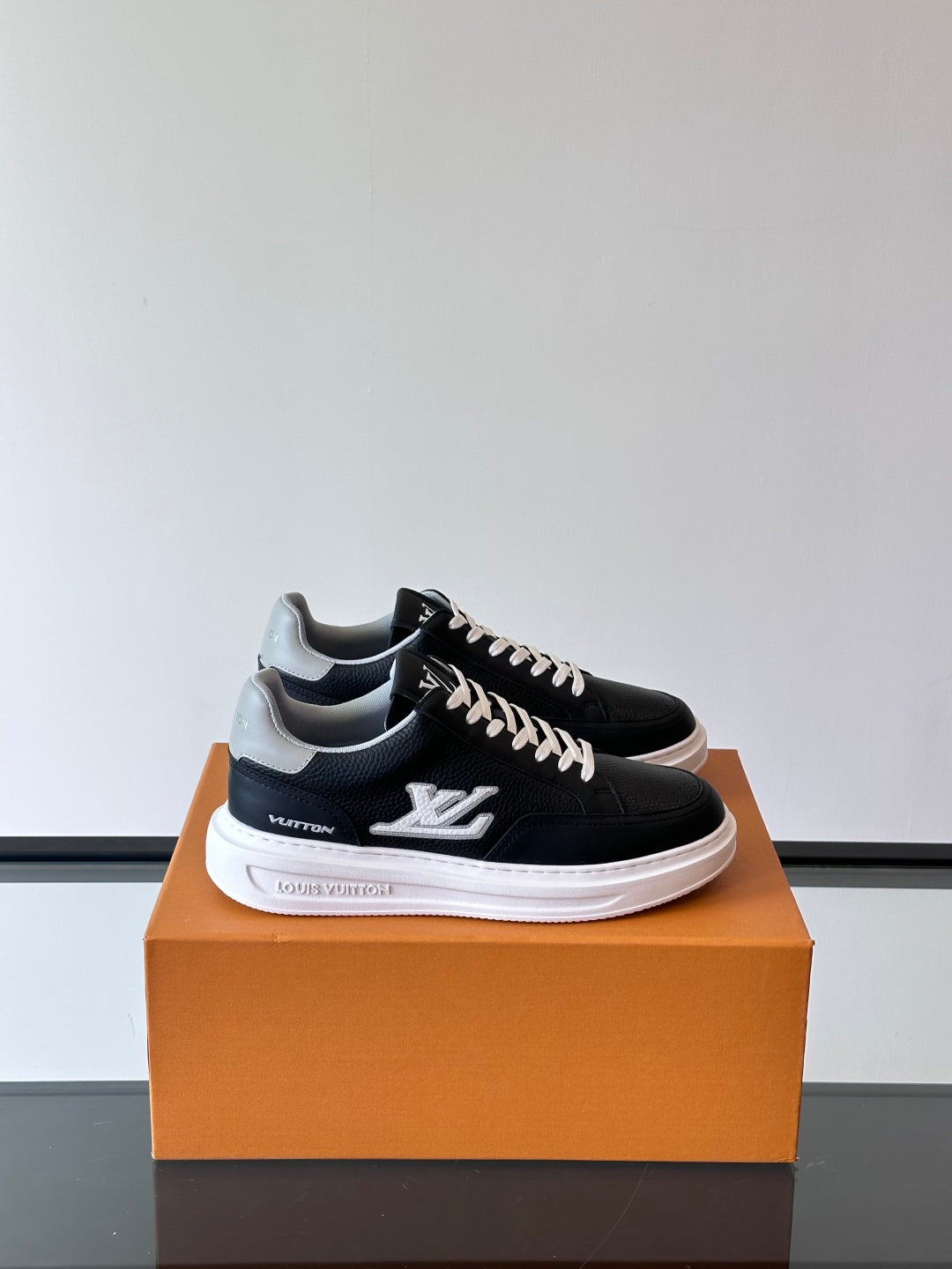 LV  Beverly Hills Sneaker 1825052108