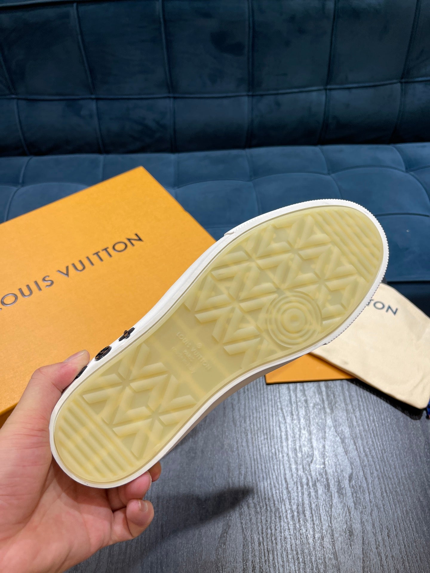 LV Embossed sneaker 1825052110