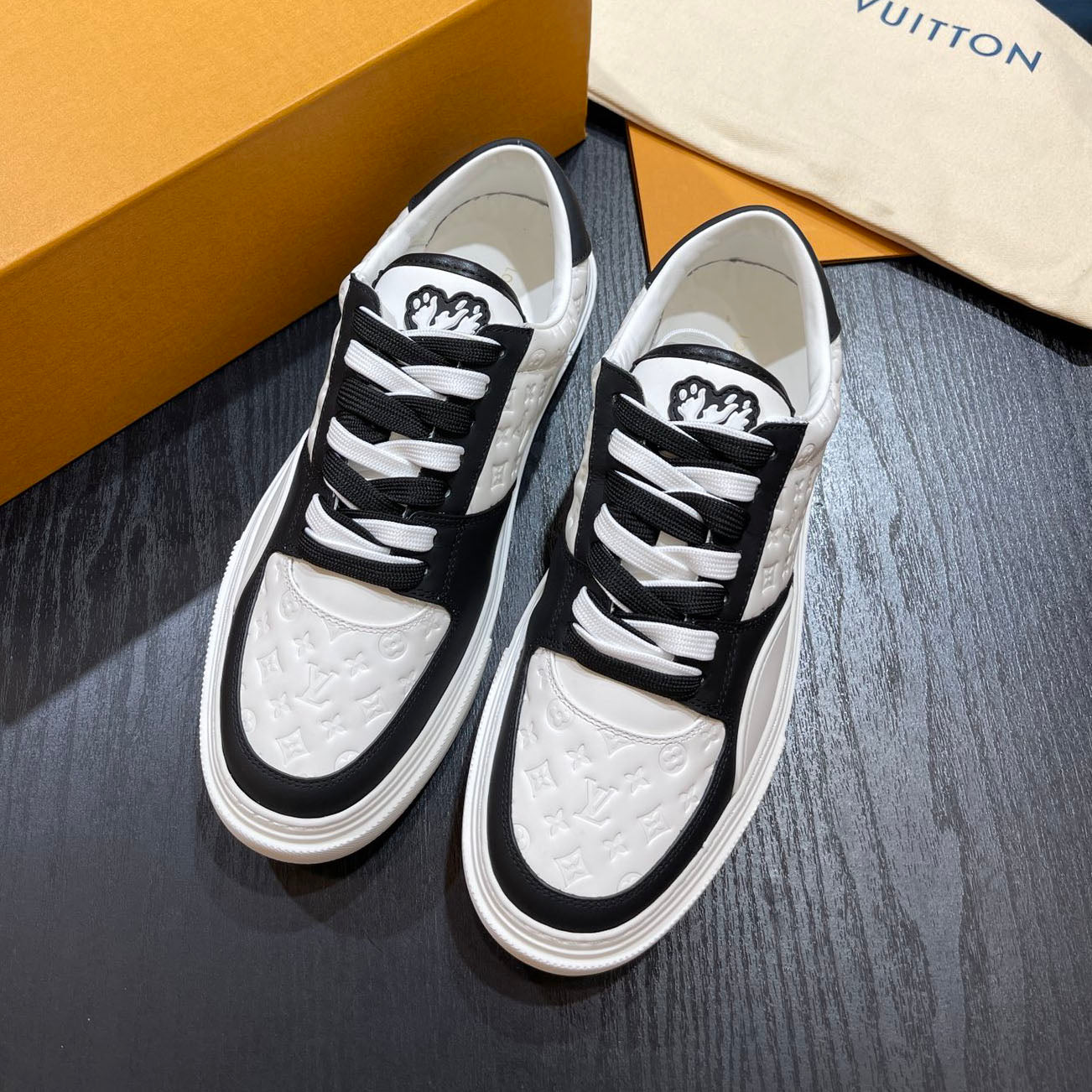 LV Embossed sneaker 1825052110
