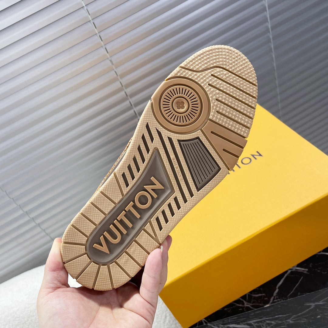 LV Trainer Sneaker 1824120913
