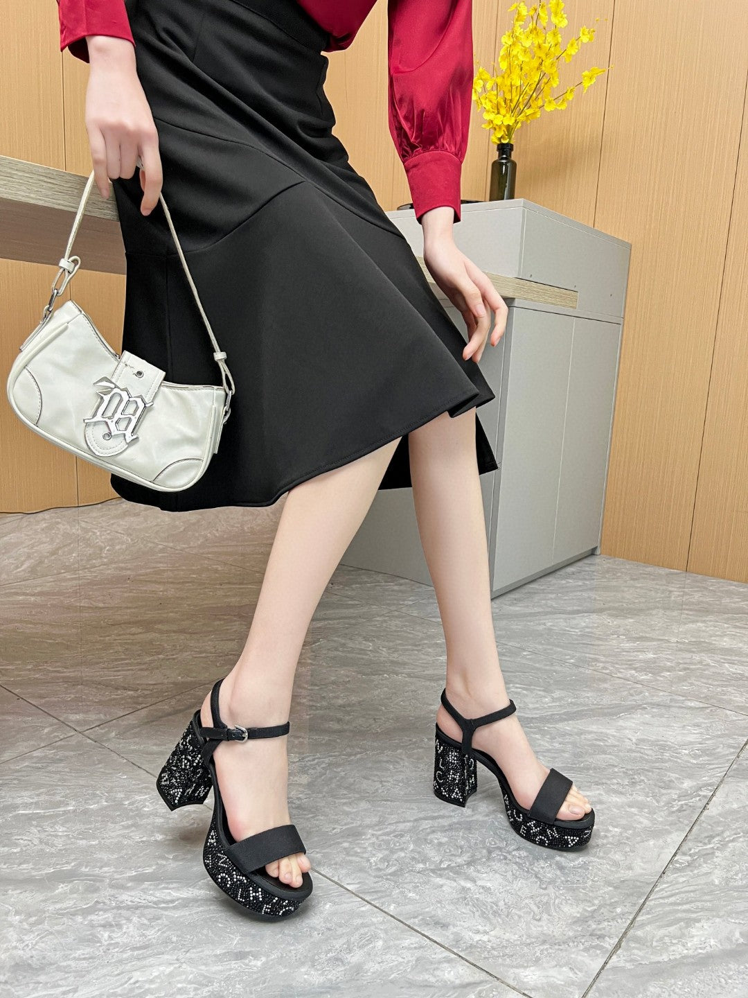 Classic high-heeled sandals blend modernity and fashion 1024031904