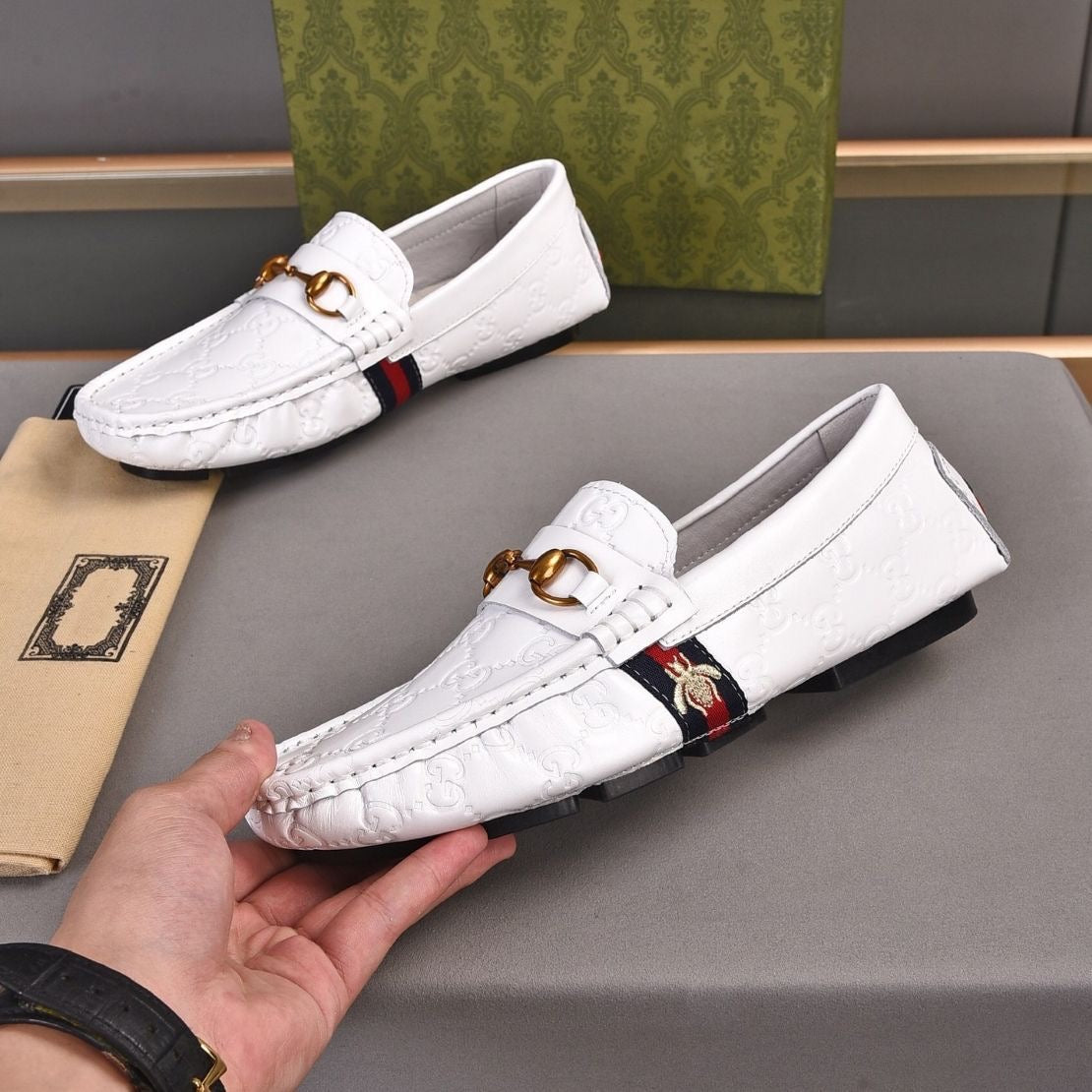 Men's embossed loafers, exquisite workmanship, vintage style hardware buckle