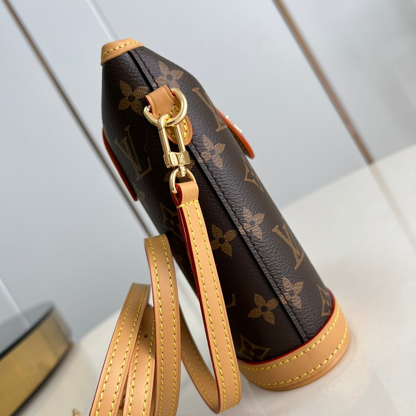 Ladies Fashion Luxury V Logo Bucket Bag