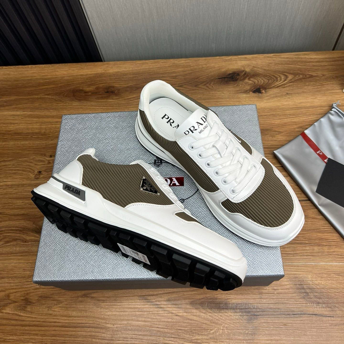 PR triangle logo sneakers 1824081206