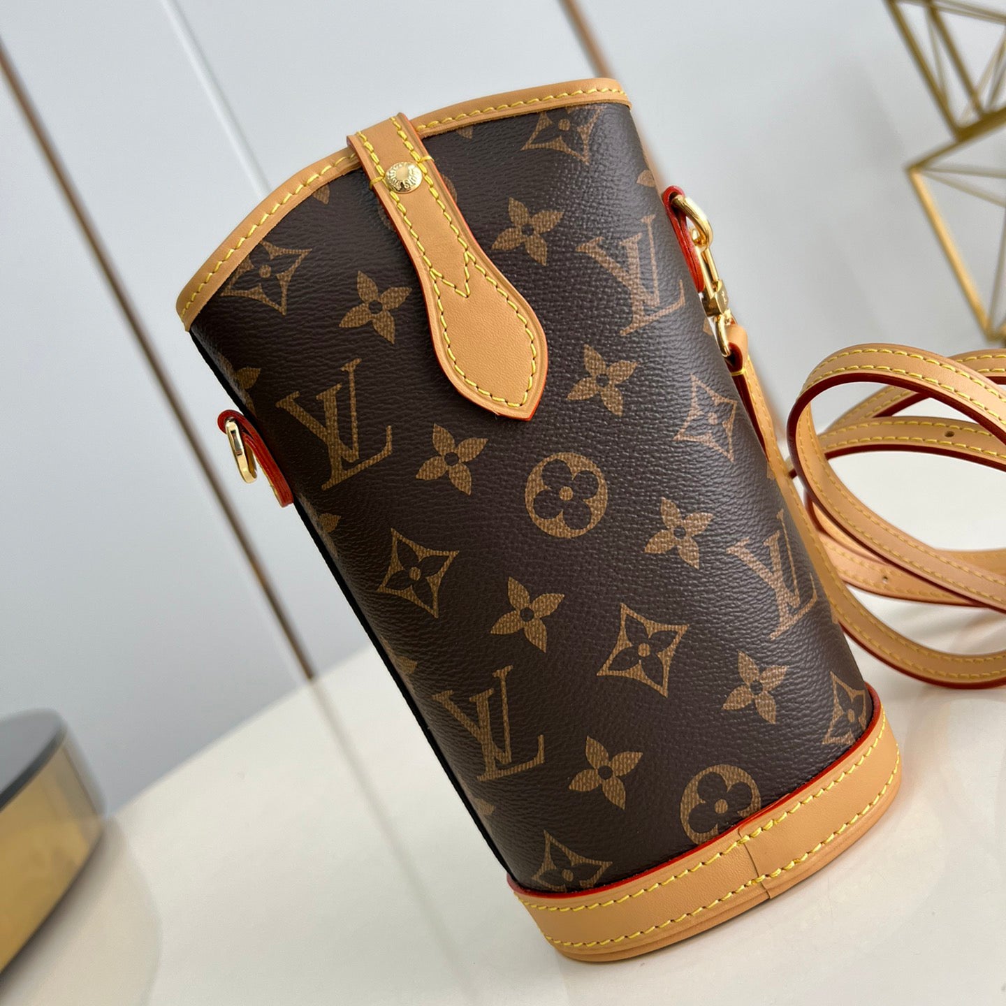 Ladies Fashion Luxury V Logo Bucket Bag