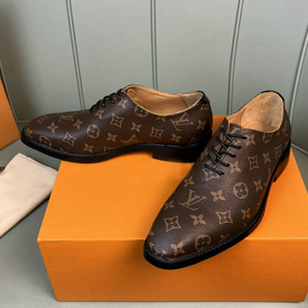 Men's classic Luxury V Logo dress shoes