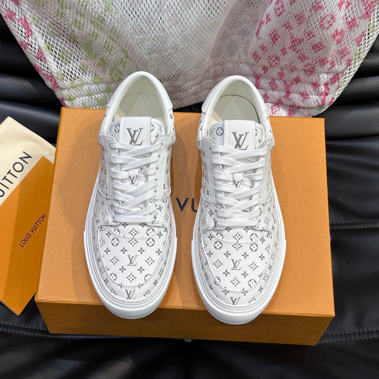 L Embossed Casual Sneakers 1824070205