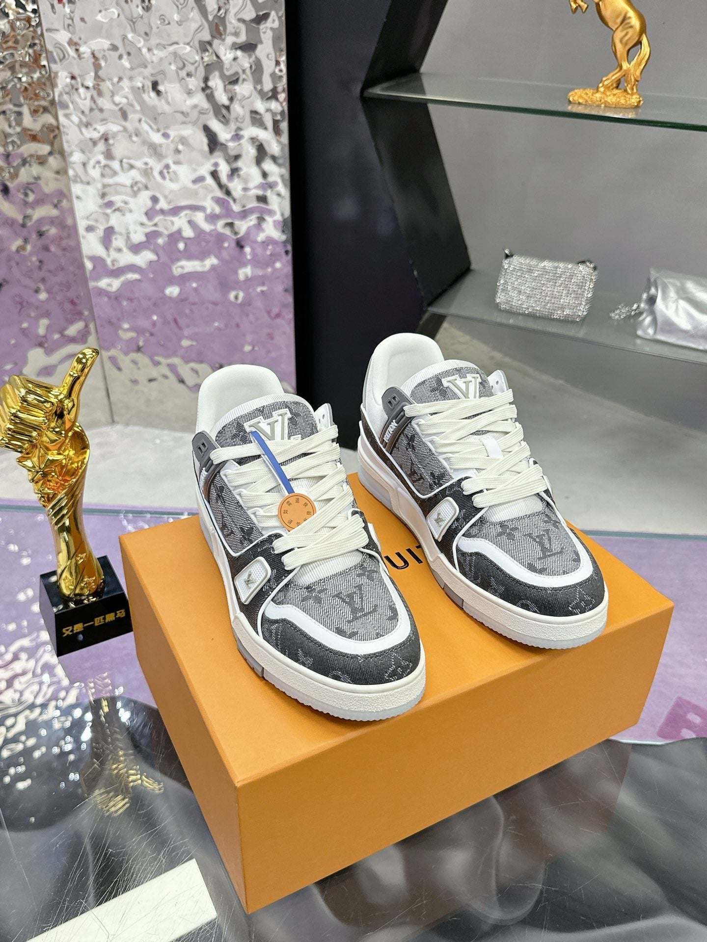 LV Trainer Sneaker 1824120915