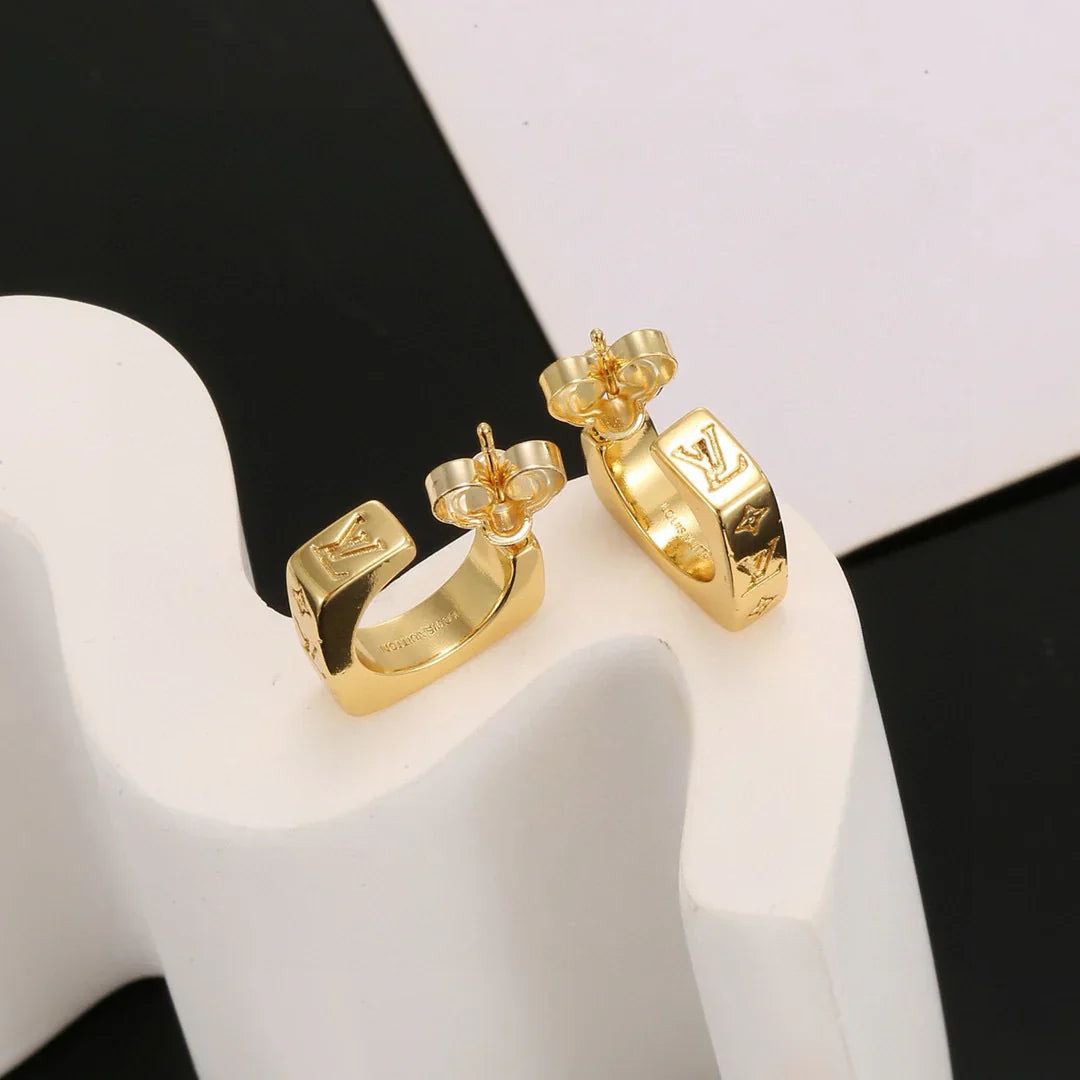 Classic and versatile celebrity stud earrings 1025030501