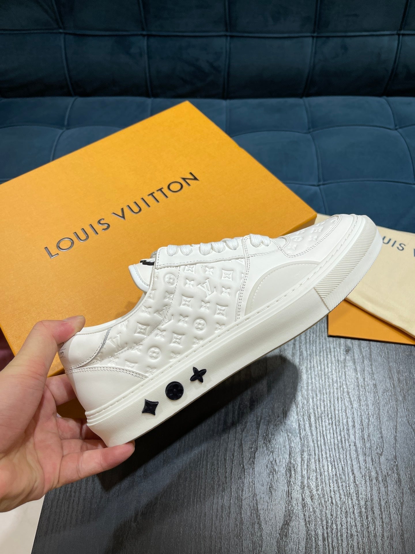 LV Embossed sneaker 1825052110