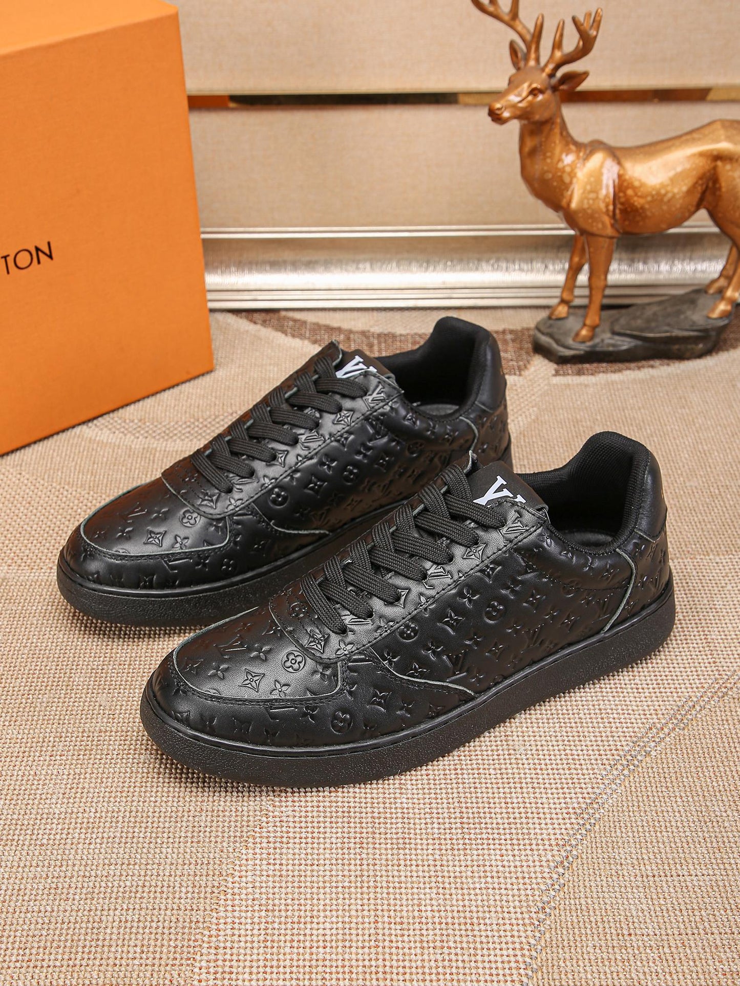 LV Embossed sneaker 1825052104