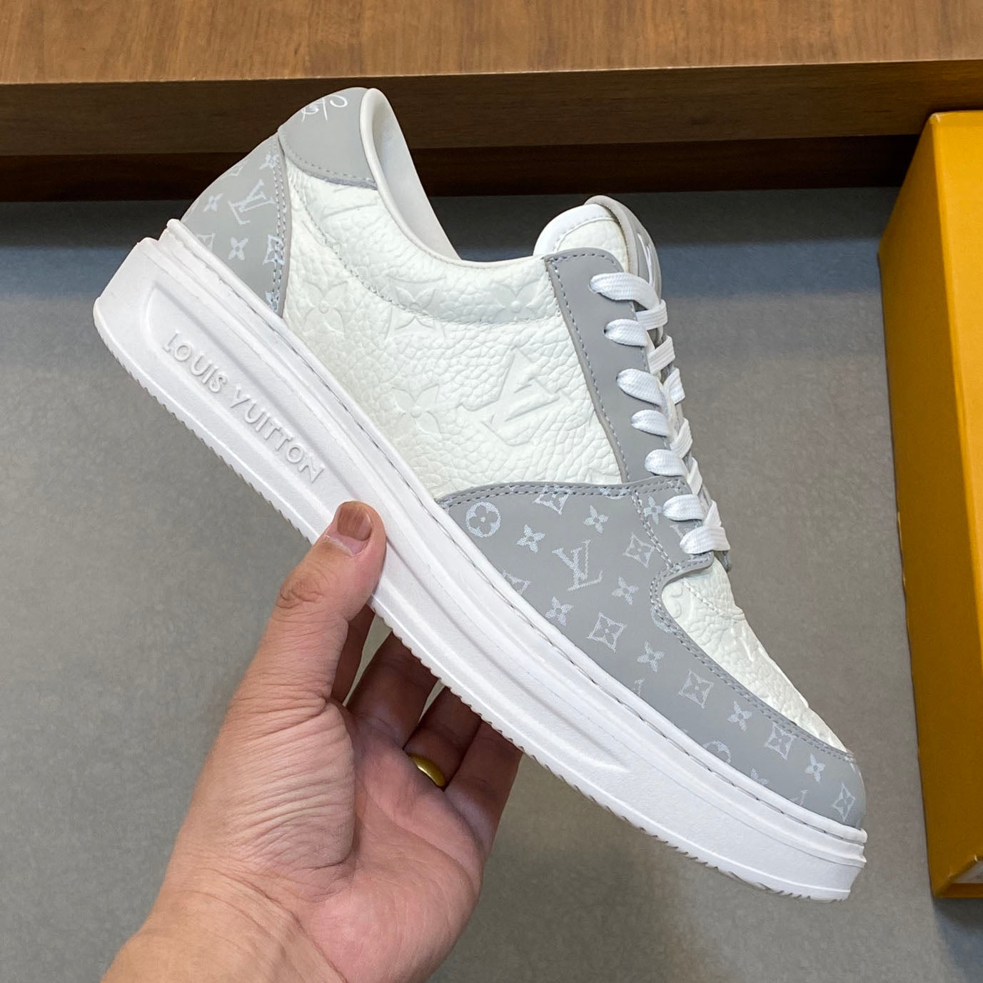 LV Sneaker 1825052109