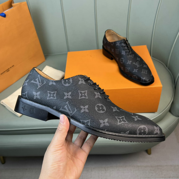Men's classic Luxury V Logo dress shoes