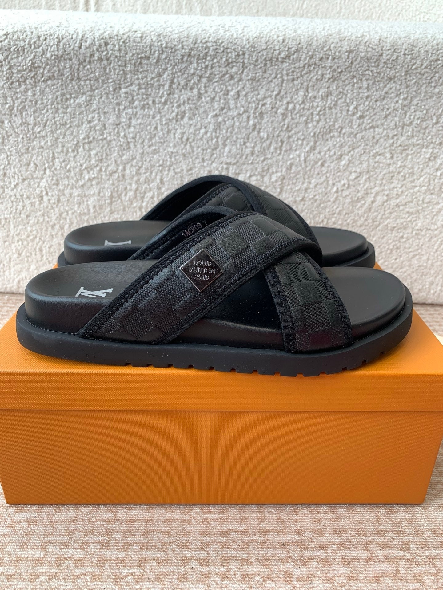 LV Beach slippers 1825052202