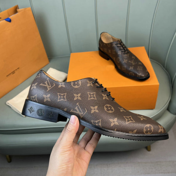 Men's classic Luxury V Logo dress shoes