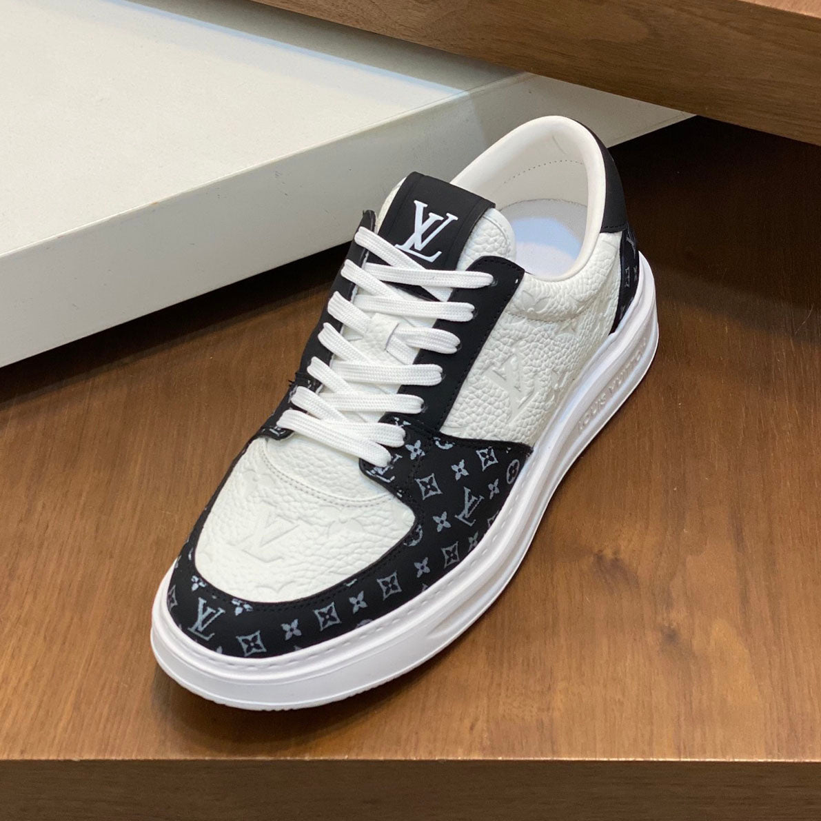 LV Sneaker 1825052109