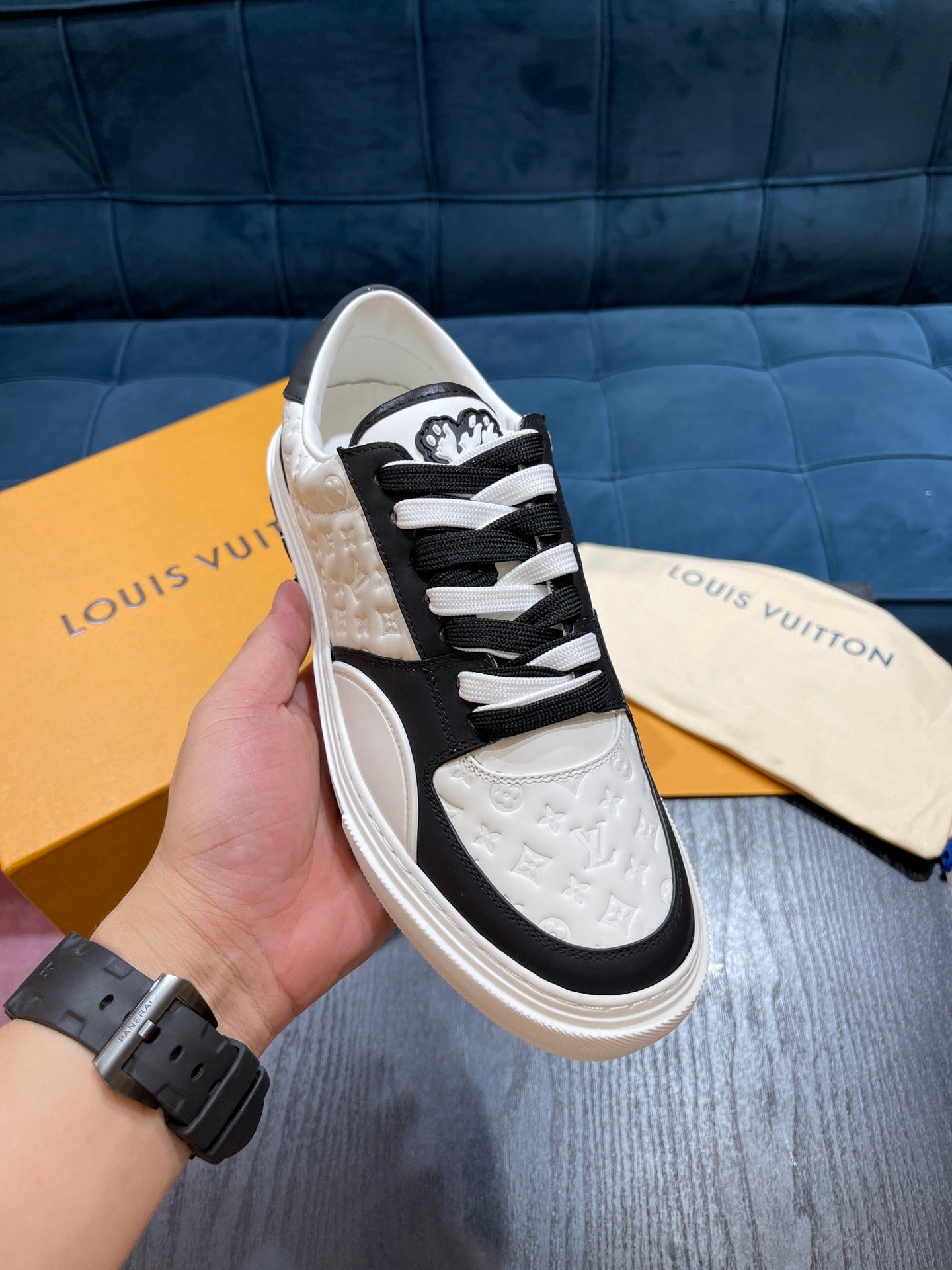 LV Embossed sneaker 1825052110