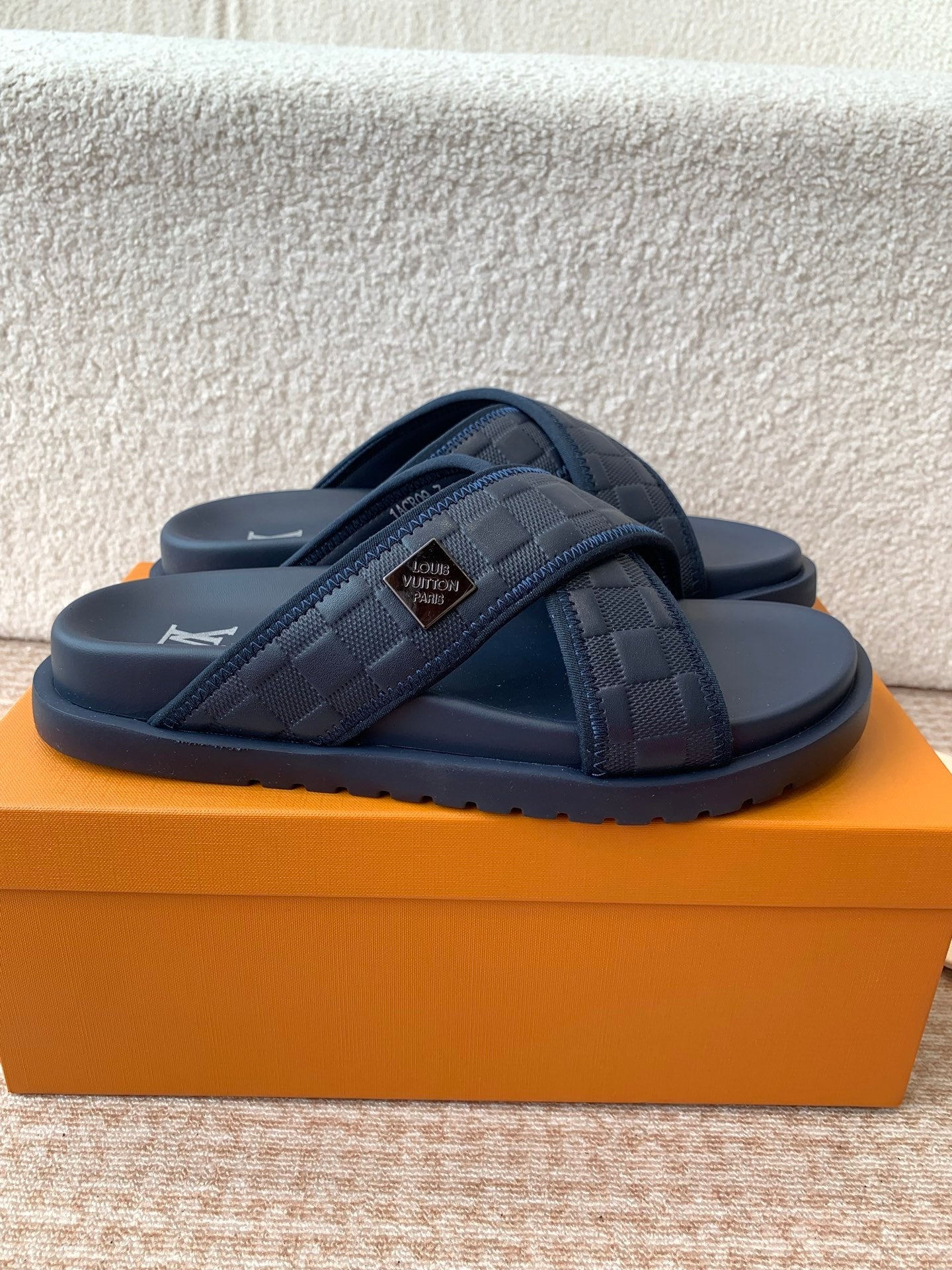 LV Beach slippers 1825052202