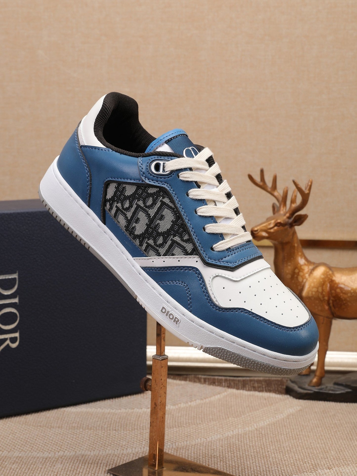 CD B27 Low Top Oblique Sneaker 1825052703