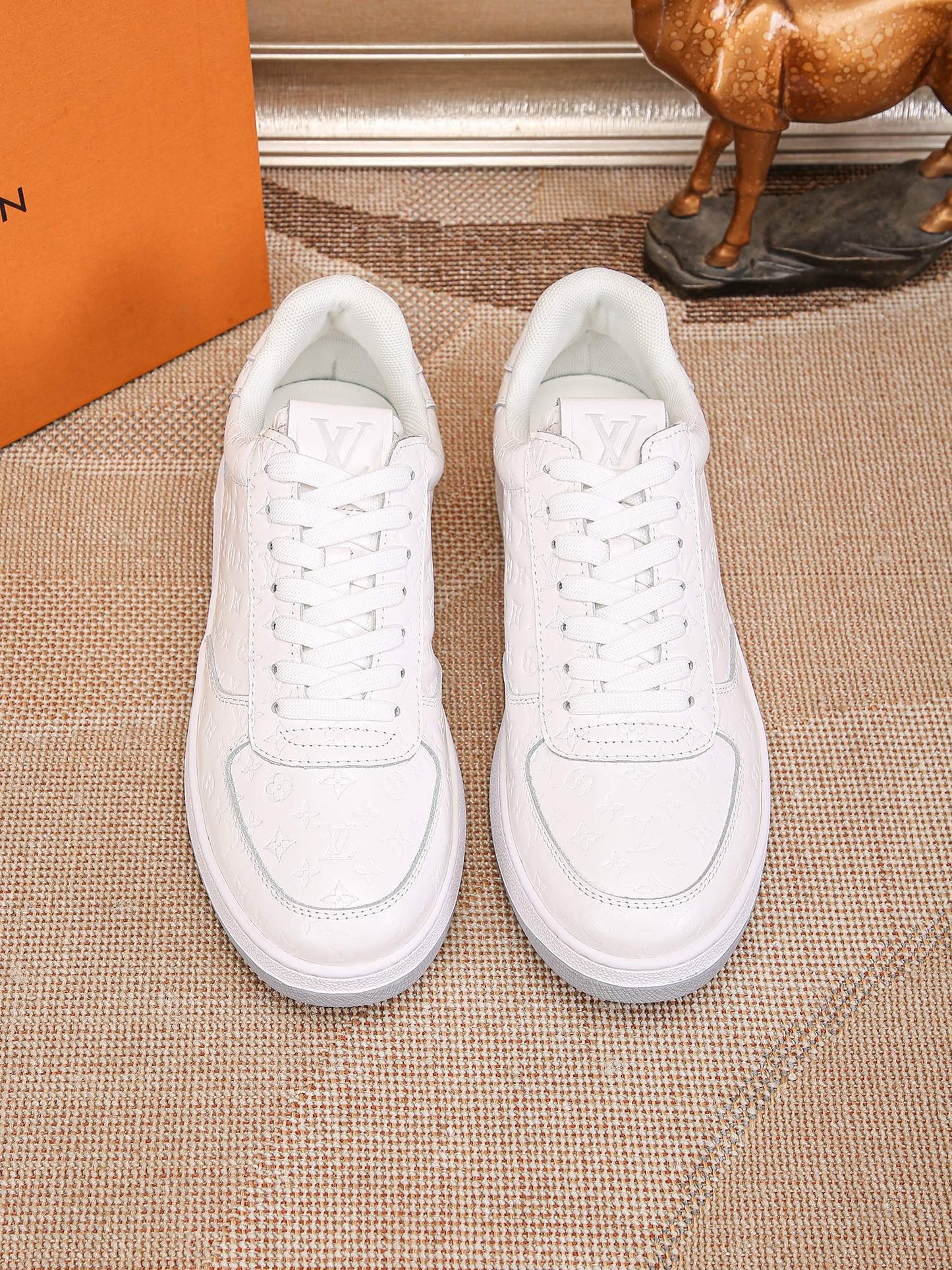 LV Embossed sneaker 1825052104