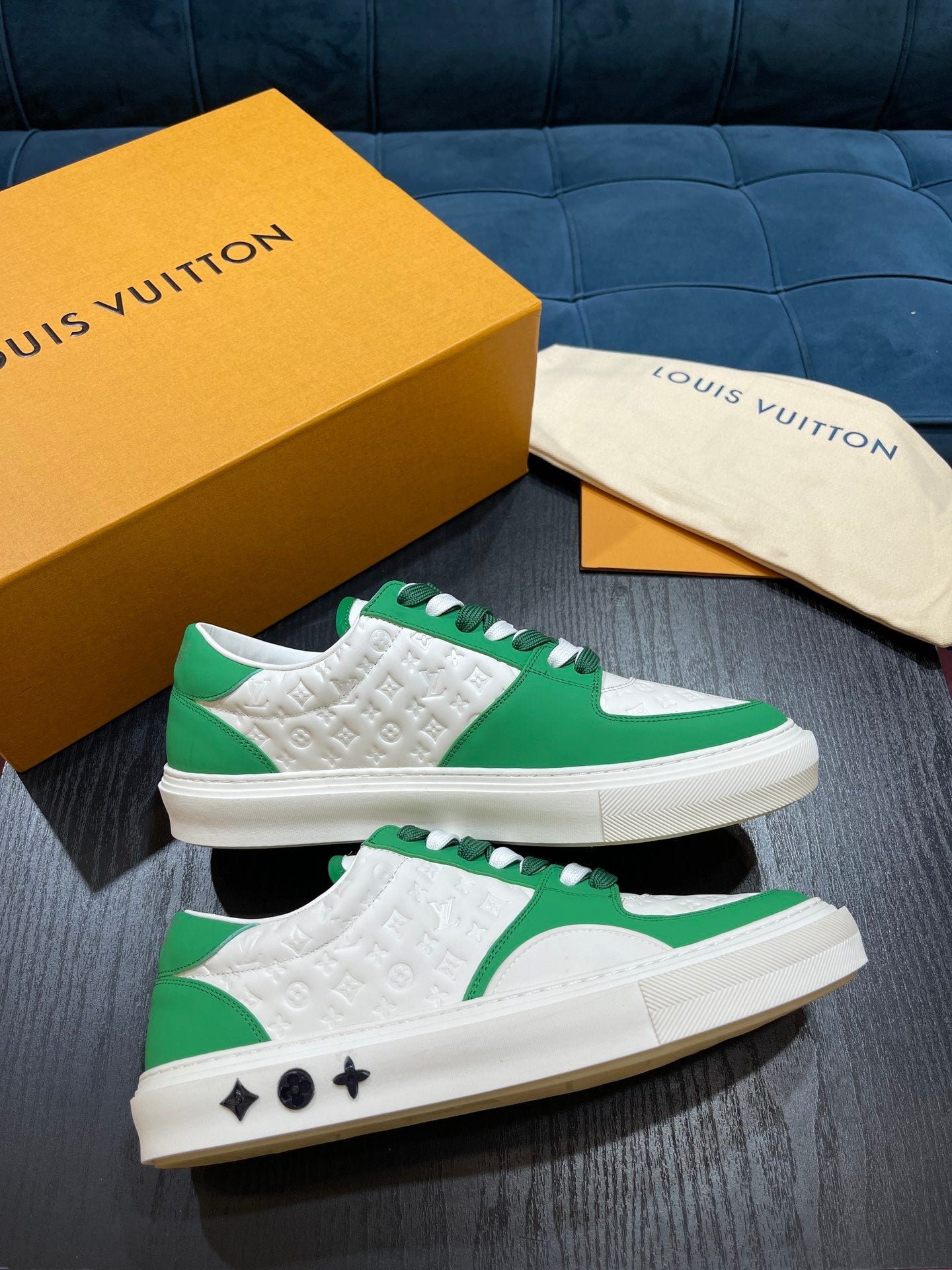 LV Embossed sneaker 1825052110