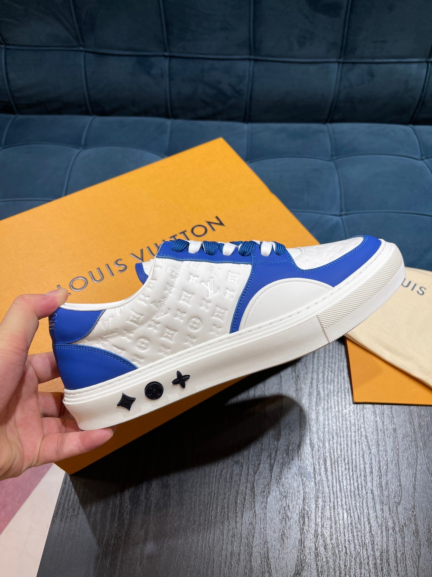 LV Embossed sneaker 1825052110