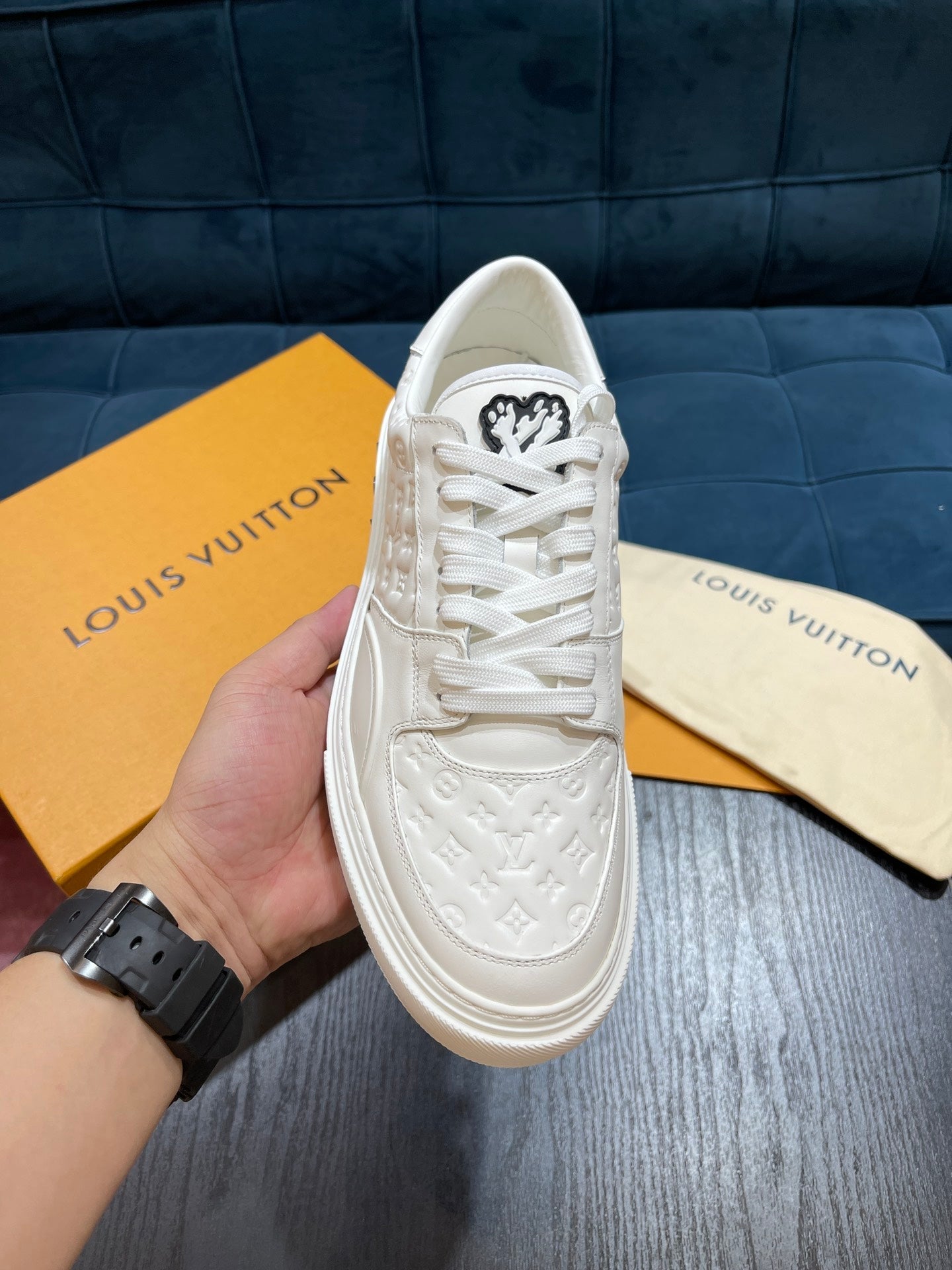 LV Embossed sneaker 1825052110