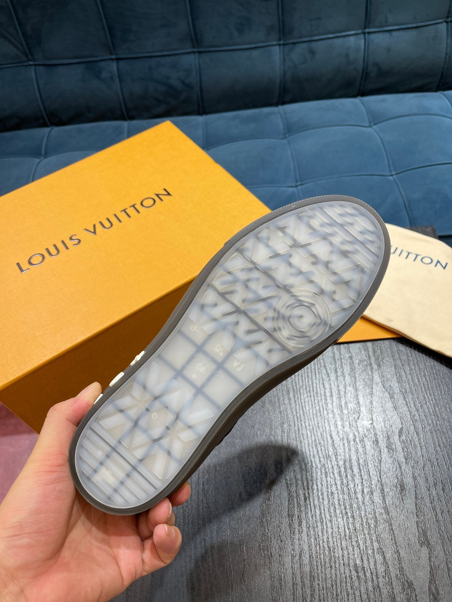 LV Embossed sneaker 1825052110